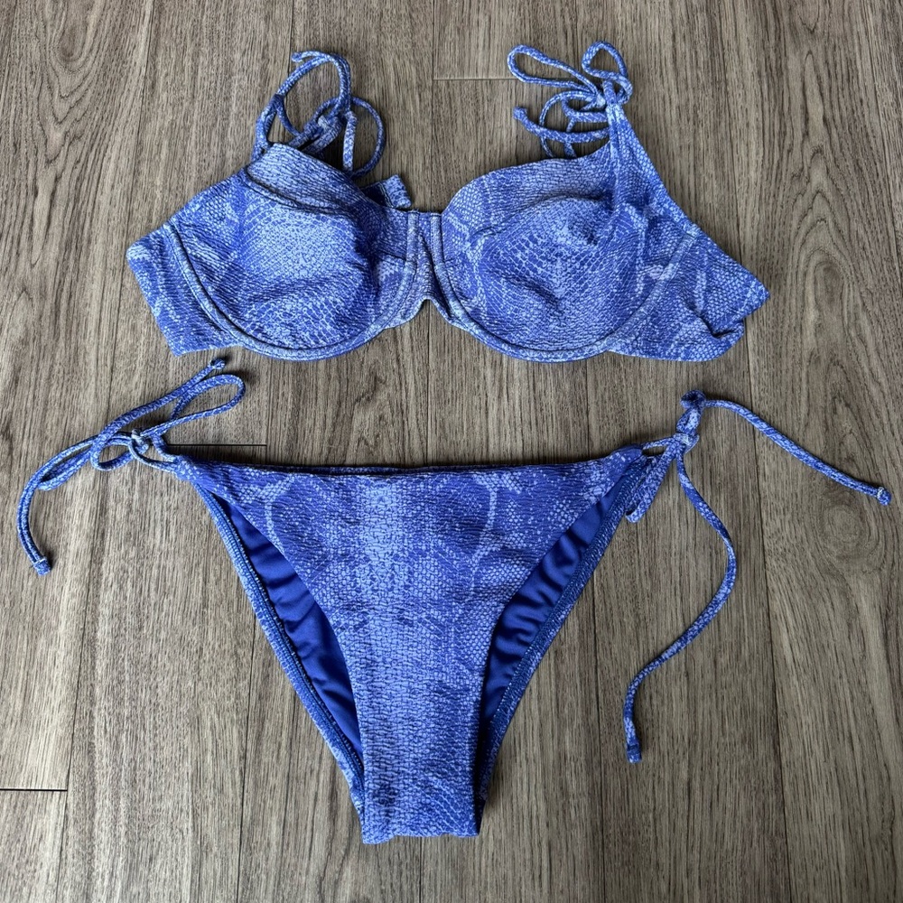 NEW Victoria’s Secret Blue Snakeskin Bikini (Size: L) - missing clasp
